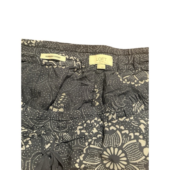 Women's Loft Running Shorts Blue Floral Print Pockets‎ Light Weight Size Large - Picture 3 of 5
